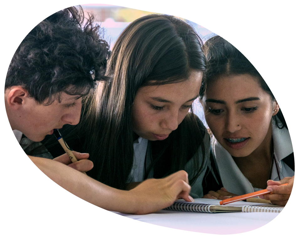 Dos jóvenes mujeres y un chico participantes de la Fundación Santa Isabel