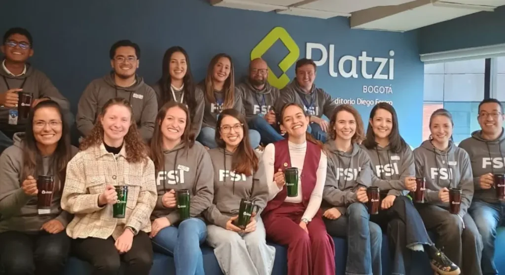 Foto del lanzamiento del curso sobre diseño de vida para transformar la educación en Colombia