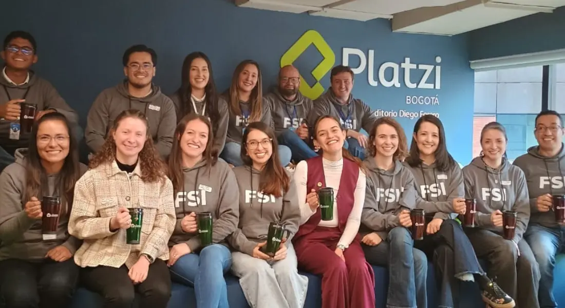 Foto del lanzamiento del curso sobre diseño de vida para transformar la educación en Colombia