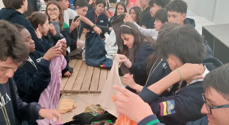 Estudiantes del Colegio Mayor de Cundinamarca en jornada de voluntariado