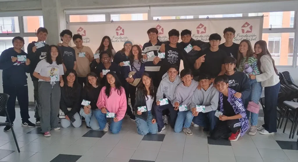Foto de estudiantes del Colegio Mayor de Cundinamarca haciendo Voluntariado