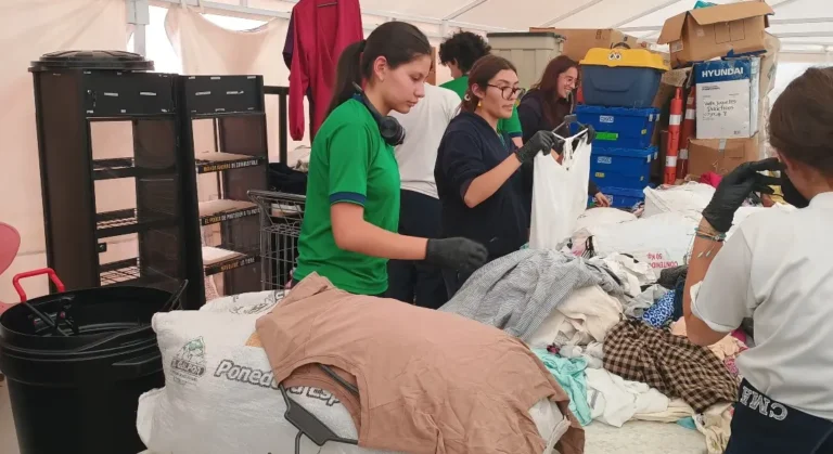 Estudiantes del Colegio Mayor de Cundinamarca en jornada de voluntariado